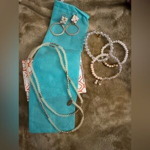 Elegant Gold and Cream Jewelry Plunder Set